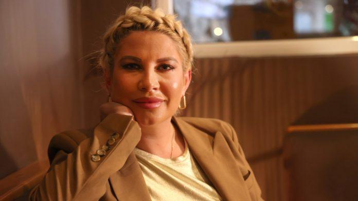 dea-durdevic-sa-stomakom-do-zuba-voditeljka-se-uslikala-tik-pred-porodaj,-ne-skida-osmeh-sa-lica,-evo-ko-se-ne-odvaja-od-nje-(foto)