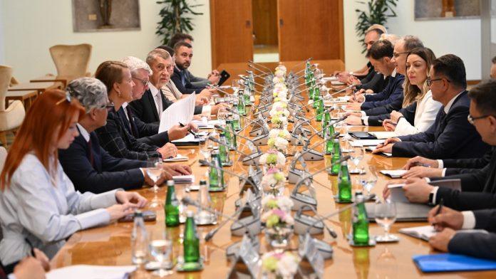 u-toku-plenarni-sastanak-delegacija-srbije-i-ceske,-predvode-ga-macut-i-babis