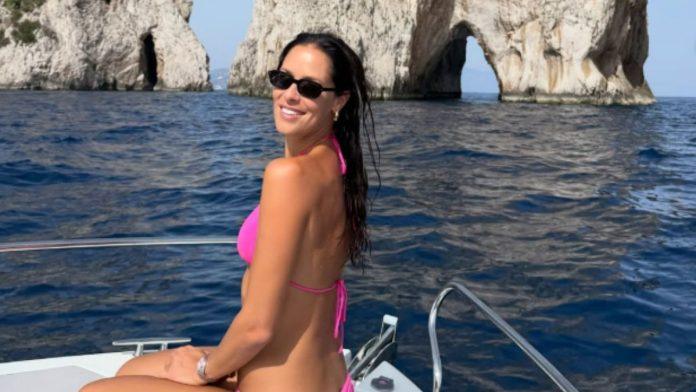 majusni-roze-bikini-i-preplanuo-ten-ana-ivanovic-podelila-vruce-kadrove-sa-jahte,-procvetala-posle-razvoda,-pa-raspalila-mastu-muskarcima:-baskari-se-na-lokaciji-iz-snova