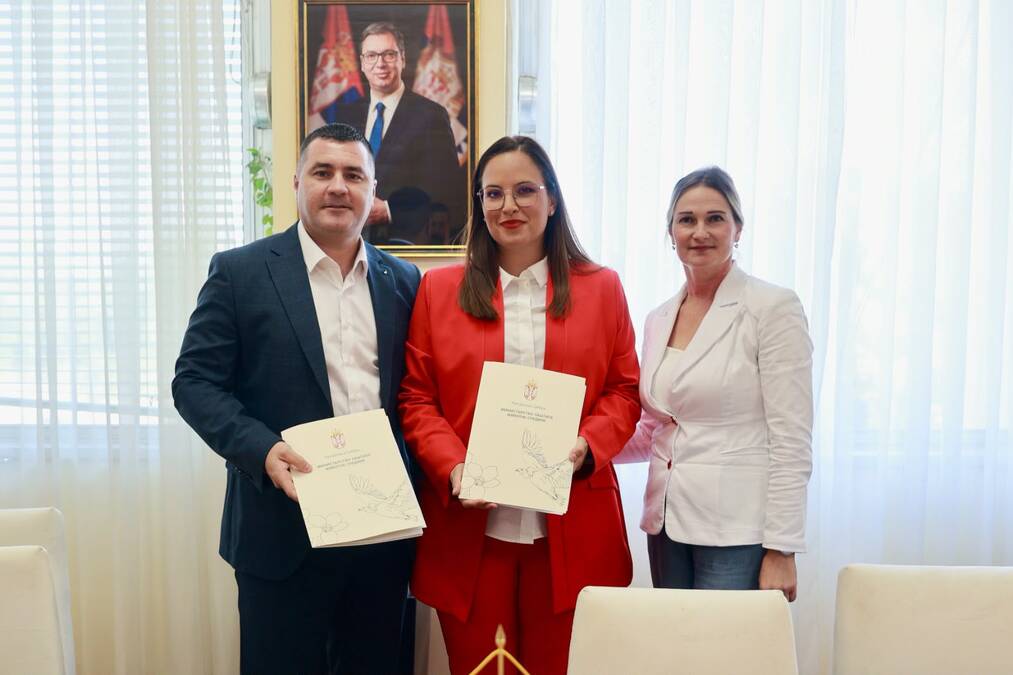 pavkov-potpisala-ugovor:-stizu-novi-kilometri-kanalizacione-mreze-i-u-opstinu-bac pavkov-potpisala-ugovor:-stizu-novi-kilometri-kanalizacione-mreze-i-u-opstinu-bac