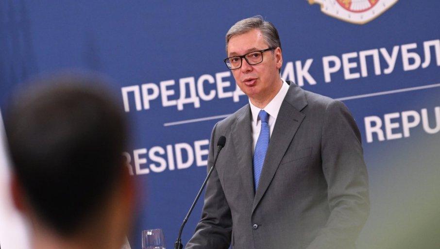 predsednik-o-sramnim-napadima-blokadera-na-njegovu-porodicu:-ja-zelim-ujedinjenu-i-normalnu-srbiju,-u-tome-je-razlika-izmedu-nas… predsednik-o-sramnim-napadima-blokadera-na-njegovu-porodicu:-ja-zelim-ujedinjenu-i-normalnu-srbiju,-u-tome-je-razlika-izmedu-nas…