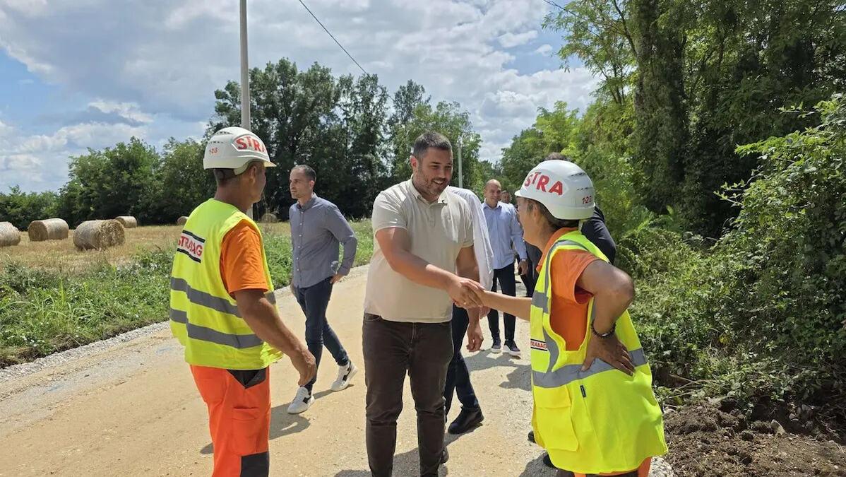 ovaj-zaseok-u-mrcajevcima-ima-najvise-dece-i-mladih:-mestani-dobili-ono-sto-su-dugo-cekali-–-asfalt-stize-u-ilijak ovaj-zaseok-u-mrcajevcima-ima-najvise-dece-i-mladih:-mestani-dobili-ono-sto-su-dugo-cekali-–-asfalt-stize-u-ilijak