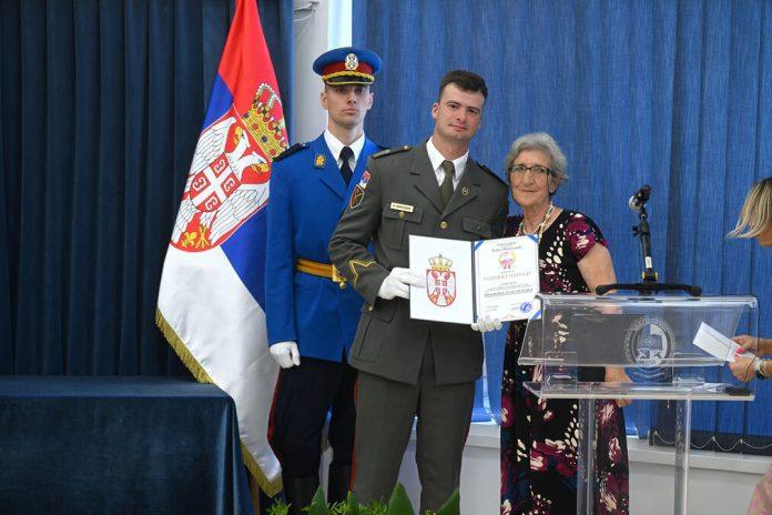novi-oficiri-vojske-srbije-dobili-diplome:-urucena-priznanja-najboljim-kadetima-vojne-akademije-i-vma
