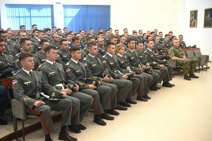 “oficir-je-onaj-ciji-je-poziv-komandovanje”-nacelnik-generalstaba-poslao-snaznu-poruku-kadetima:-uvek-da-bude-spreman-da-stiti