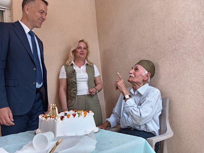 vojislav-stankovic-iz-krusevca-proslavio-100.-rodendan!-recept-za-dug-zivot:-rad-i-sloga-u-porodici-i-u-komsiluku-(foto)
