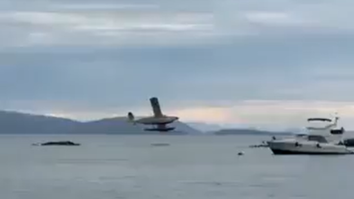 (video)-srusio-se-avion!-letelica-kod-sijetla-pala-u-more-i-zapalila-se,-delovi-rasuti-po-stenama:-lekari-se-bore-za-zivot-jedne-osobe