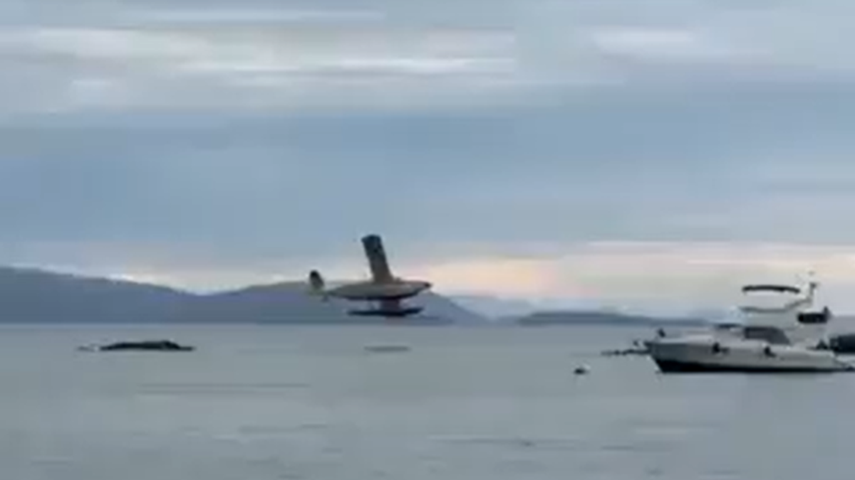 (video)-srusio-se-avion!-letelica-kod-sijetla-pala-u-more-i-zapalila-se,-delovi-rasuti-po-stenama:-lekari-se-bore-za-zivot-jedne-osobe (video)-srusio-se-avion!-letelica-kod-sijetla-pala-u-more-i-zapalila-se,-delovi-rasuti-po-stenama:-lekari-se-bore-za-zivot-jedne-osobe