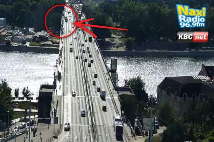 teska-saobracajka-na-brankovom-mostu!-auto-se-prevrnuo-u-smeru-ka-gradu,-vozila-prolaze-jednom-trakom-–-pogledajte-jeziv-prizor-s-mesta-nesrece-(foto)