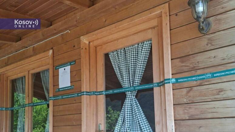 na-vikendice-na-gazivodama-postavljena-zelena-traka:-obavestenje-da-objekti-pripadaju-ministarstvu-poljoprivrede-–-ulaz-zabranjen na-vikendice-na-gazivodama-postavljena-zelena-traka:-obavestenje-da-objekti-pripadaju-ministarstvu-poljoprivrede-–-ulaz-zabranjen