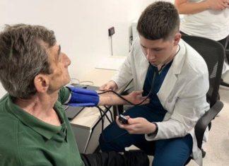 DOK BLOKADERI ŠIRE MRŽNjU, “ĆACI” POMAŽU NARODU! Miloš Pavlović u mobilnoj ambulanti obišao meštane dva sela (FOTO) dok-blokaderi-sire-mrznju,-“caci”-pomazu-narodu!-milos-pavlovic-u-mobilnoj-ambulanti-obisao-mestane-dva-sela-(foto)