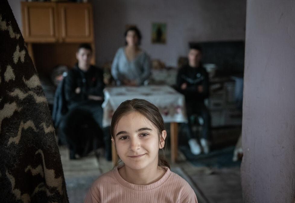 mala-zorica-spava-u-kuci-koja-se-rusi:-porodica-se-kupa-u-supi,-a-za-koru-hleba-zaraduju-u-stali-–-ova-prica-slama-srca mala-zorica-spava-u-kuci-koja-se-rusi:-porodica-se-kupa-u-supi,-a-za-koru-hleba-zaraduju-u-stali-–-ova-prica-slama-srca