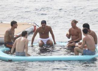 Paparaco: Internet bruji o strastvenom poljupcu heroja Španije i njegovog saigrača iz reprezentacije /FOTO/ paparaco:-internet-bruji-o-strastvenom-poljupcu-heroja-spanije-i-njegovog-saigraca-iz-reprezentacije-/foto/