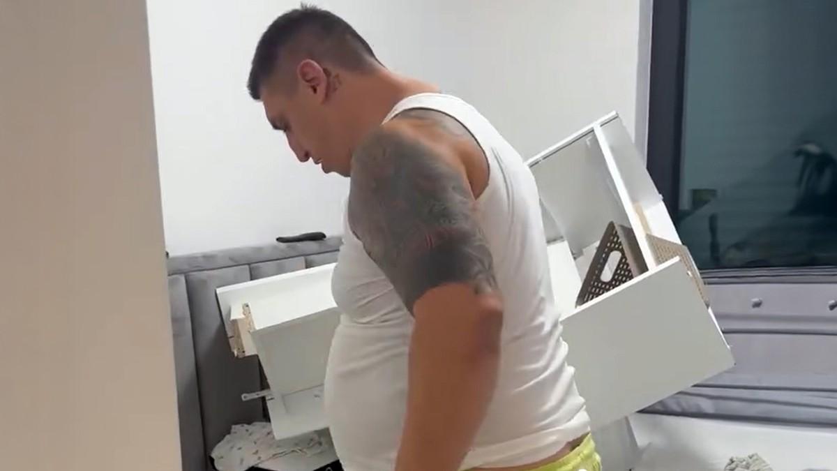 kristijan-golubovic-lomi-po-stanu!-kristina-snimila-rusvaj-koji-je-napravio:-“izivljava-se-pred-decom,-ovaj-plakar-je-pao-centimetar-od-koste”-(video) kristijan-golubovic-lomi-po-stanu!-kristina-snimila-rusvaj-koji-je-napravio:-“izivljava-se-pred-decom,-ovaj-plakar-je-pao-centimetar-od-koste”-(video)
