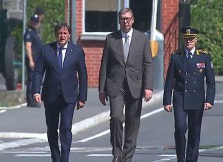 POČELA PROMOCIJA NAJMLAĐIIH OFICIRA Vučić na svečanosti u kasarni na Banjici: Evo ko su najbolji kadeti pocela-promocija-najmladiih-oficira-vucic-na-svecanosti-u-kasarni-na-banjici:-evo-ko-su-najbolji-kadeti