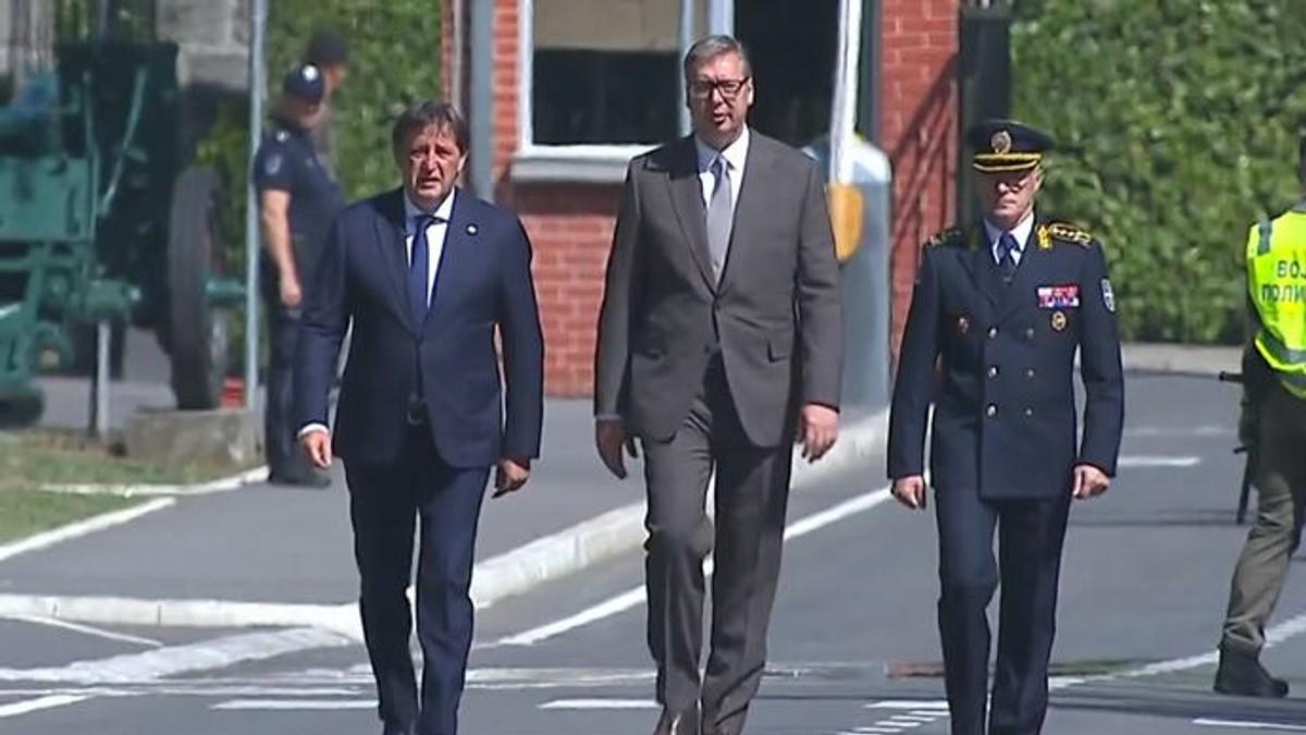 pocela-promocija-najmladiih-oficira-vucic-na-svecanosti-u-kasarni-na-banjici:-evo-ko-su-najbolji-kadeti pocela-promocija-najmladiih-oficira-vucic-na-svecanosti-u-kasarni-na-banjici:-evo-ko-su-najbolji-kadeti