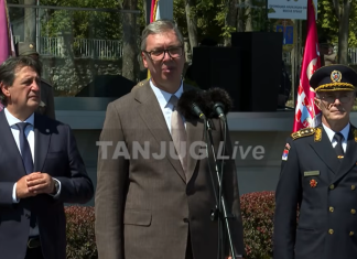 “NE MOŽETE DA NAPADATE NEČIJE PORODICE” Vučić se osvrnuo na komentare tužiteljke Paunović: “Ja svoje roditelje volim najviše na svetu” (VIDEO) “ne-mozete-da-napadate-necije-porodice”-vucic-se-osvrnuo-na-komentare-tuziteljke-paunovic:-“ja-svoje-roditelje-volim-najvise-na-svetu”-(video)