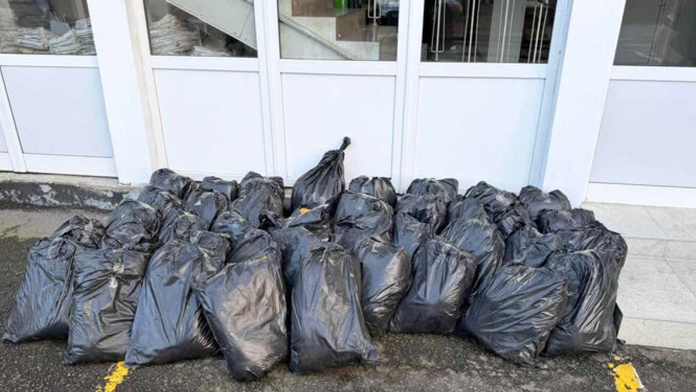 (foto)-policija-otkrila-skriveni-bunker-u-kamionu,-a-u-njemu-–-400-kg-duvana!-steta-budzetu-srbije-oko-4400.000-dinara