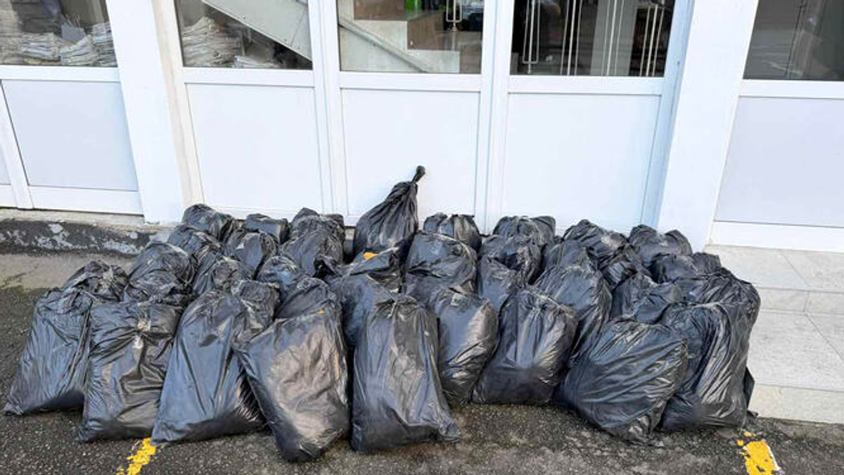 (foto)-policija-otkrila-skriveni-bunker-u-kamionu,-a-u-njemu-–-400-kg-duvana!-steta-budzetu-srbije-oko-4400.000-dinara (foto)-policija-otkrila-skriveni-bunker-u-kamionu,-a-u-njemu-–-400-kg-duvana!-steta-budzetu-srbije-oko-4400.000-dinara
