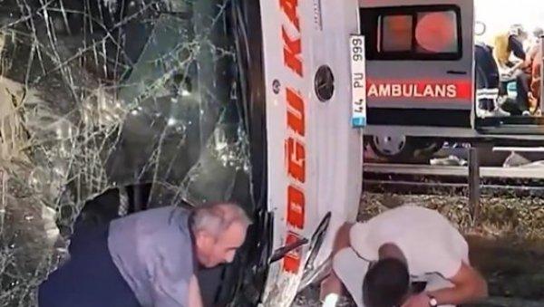 teska-saobracajna-nesreca-u-turskoj:-autobus-se-prevrnuo,-40-osoba-zavrsilo-u-bolnici-(video) teska-saobracajna-nesreca-u-turskoj:-autobus-se-prevrnuo,-40-osoba-zavrsilo-u-bolnici-(video)