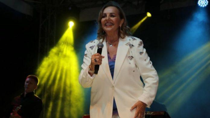 spektakl-za-pamcenje:-ana-bekuta-podigla-ub-na-noge,-ceo-trg-pevao-uglas-(foto)