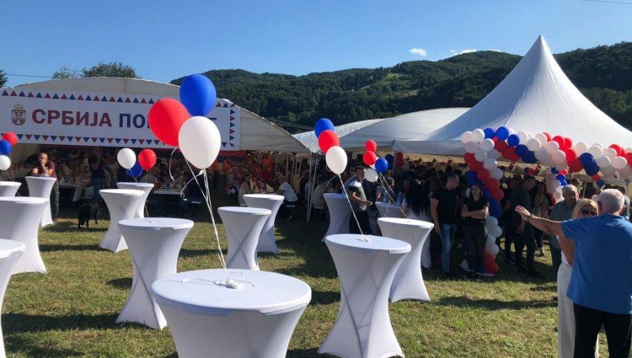sve-spremno-za-docek-predsednika:-mestani-zlatiborskih-sela-pristizu-na-skup sve-spremno-za-docek-predsednika:-mestani-zlatiborskih-sela-pristizu-na-skup
