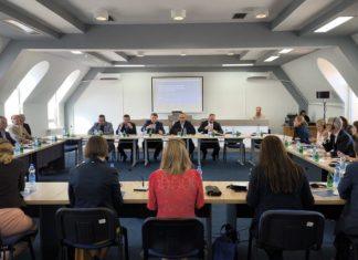 O RADU LOKALNIH SAMOUPRAVA: Gradonačelnici četiri opštine sa severa KiM sa predstavnicima Kancelarije EU, Euleksa i ambasadorima država EU o-radu-lokalnih-samouprava:-gradonacelnici-cetiri-opstine-sa-severa-kim-sa-predstavnicima-kancelarije-eu,-euleksa-i-ambasadorima-drzava-eu