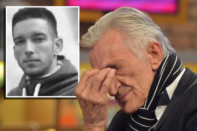 misterija-o-kapiji-kuce-mirka-kodica:-sta-se-desava-nakon-porodicne-tragedije?!-sin-mu-je-preminuo,-a-ovaj-detalj-ledi-krv-u-zilama! misterija-o-kapiji-kuce-mirka-kodica:-sta-se-desava-nakon-porodicne-tragedije?!-sin-mu-je-preminuo,-a-ovaj-detalj-ledi-krv-u-zilama!