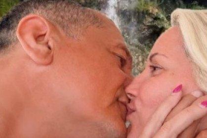 ovaj-frajer-je-treci-muz-maje-nikolic!-pevacica-se-udala-u-tajnosti,-a-sada-prvi-put-pokazala-burme!-(foto) ovaj-frajer-je-treci-muz-maje-nikolic!-pevacica-se-udala-u-tajnosti,-a-sada-prvi-put-pokazala-burme!-(foto)