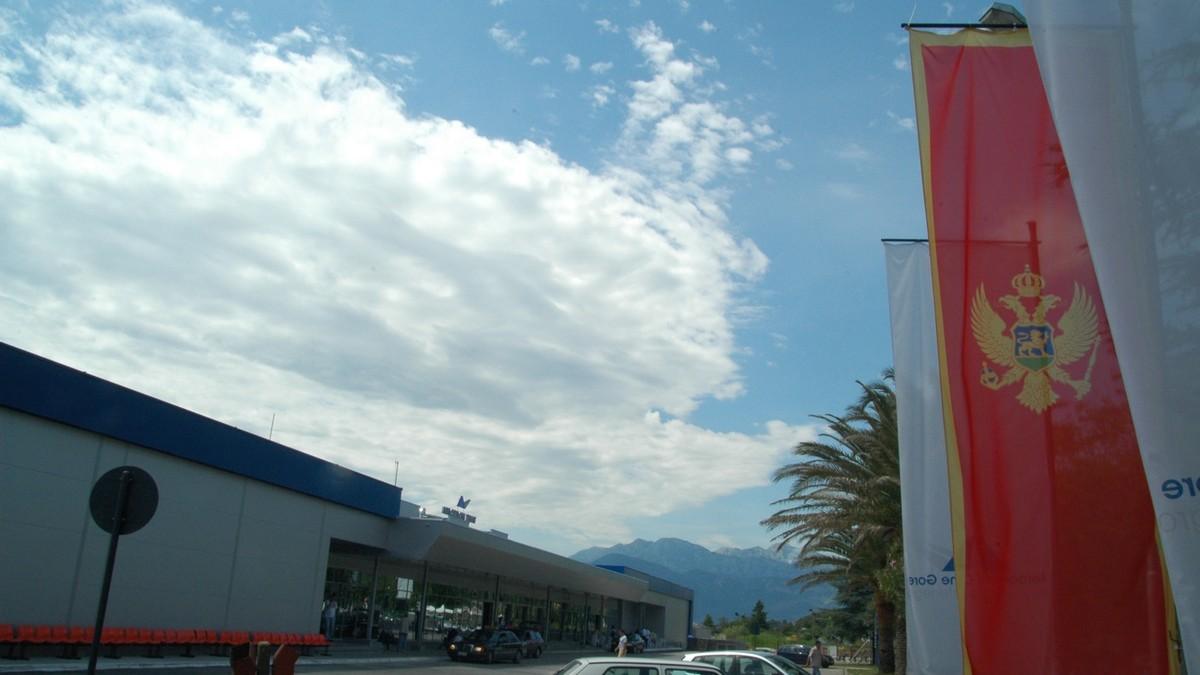 velike-guzve-na-aerodromu-tivat-usred-sezone!-putnik-objavio-snimak-kolone:-red-za-ulazak-od-glavne-saobracajnice-(video) velike-guzve-na-aerodromu-tivat-usred-sezone!-putnik-objavio-snimak-kolone:-red-za-ulazak-od-glavne-saobracajnice-(video)
