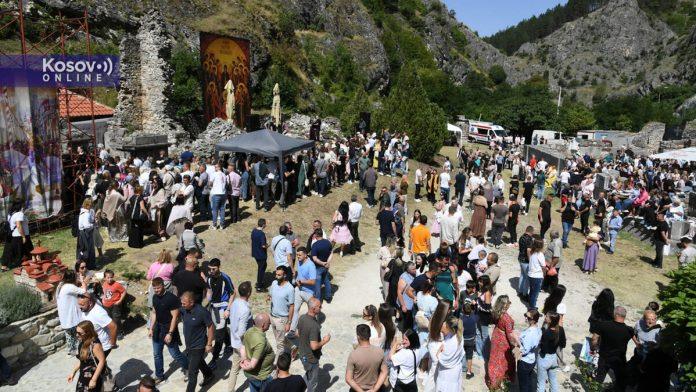 sumnjive-im-bile-i-bebe-u-decijim-kolicima:-kurtijeva-policija-pretresala-vernike-koji-su-dosli-na-liturgiju-u-manastir-svetih-arhangela-kod-prizrena