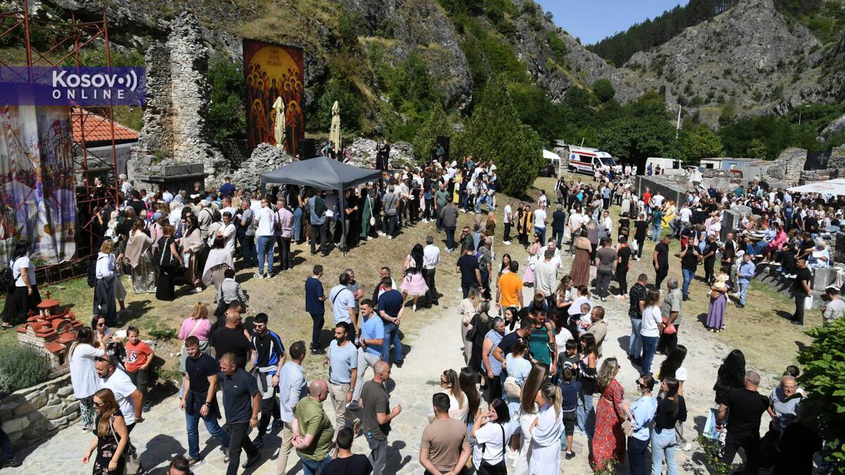 sumnjive-im-bile-i-bebe-u-decijim-kolicima:-kurtijeva-policija-pretresala-vernike-koji-su-dosli-na-liturgiju-u-manastir-svetih-arhangela-kod-prizrena sumnjive-im-bile-i-bebe-u-decijim-kolicima:-kurtijeva-policija-pretresala-vernike-koji-su-dosli-na-liturgiju-u-manastir-svetih-arhangela-kod-prizrena