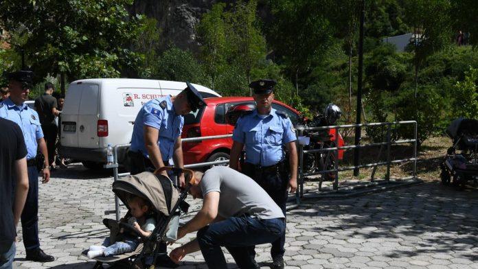 “pretresali-su-majke-sa-bebama-u-kolicima,-zene-i-mladice”-oglasio-se-petar-petkovic-nakon-sto-je-kosovska-policija-kontrolisala-pravoslavne-vernike:-“jedinstvo-i-vera-su-jaci-od-svakog-terora”