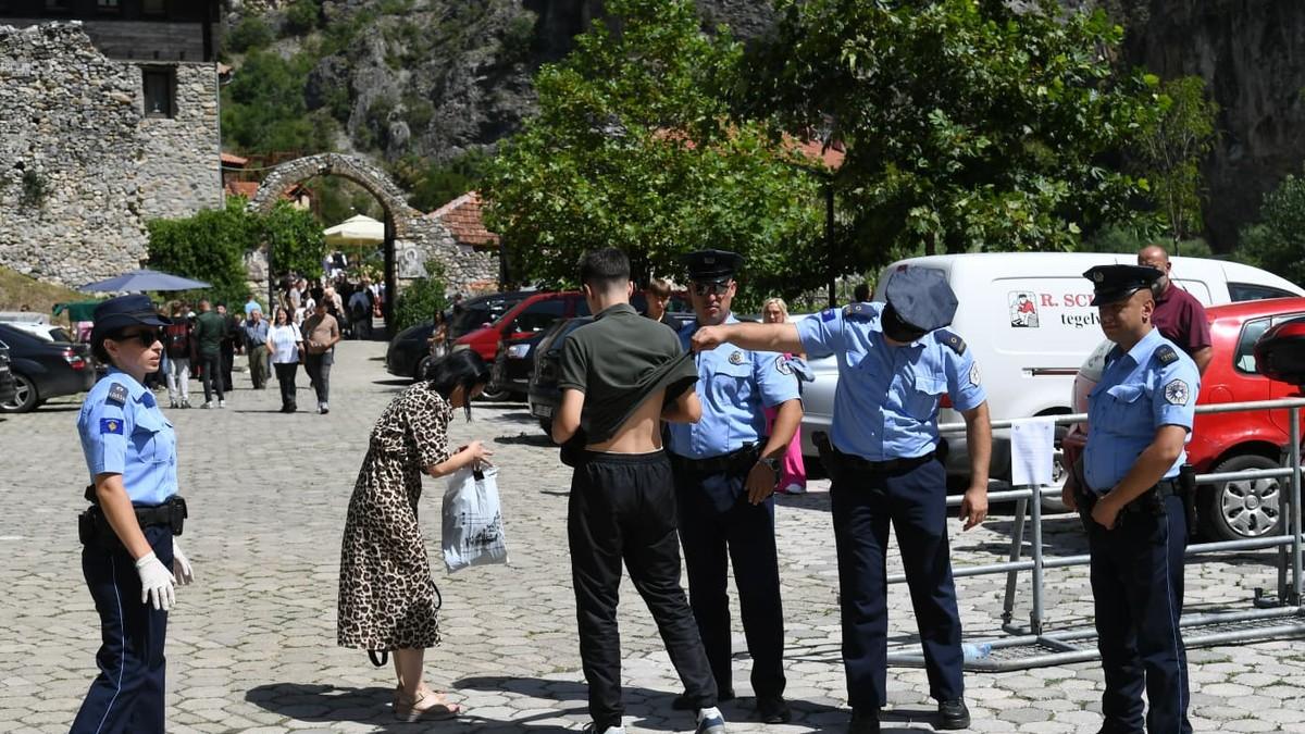 “najbolji-odgovor-na-mrznju-–-okupljanje-u-veri”-kosovska-policija-pretresala-pravoslavne-vernike-na-ulazu-u-manastir-svetih-arhangela-kod-prizrena “najbolji-odgovor-na-mrznju-–-okupljanje-u-veri”-kosovska-policija-pretresala-pravoslavne-vernike-na-ulazu-u-manastir-svetih-arhangela-kod-prizrena