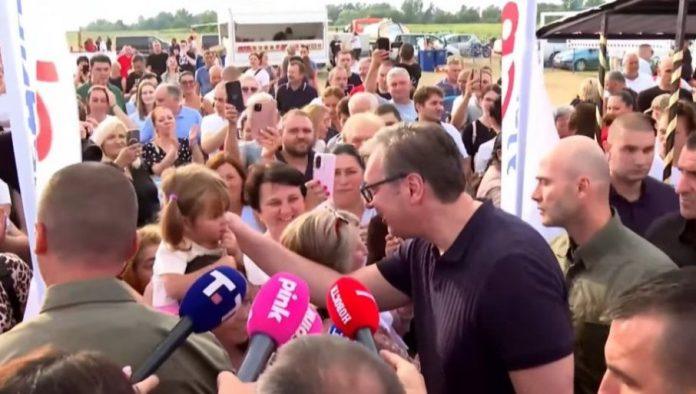 vucic-sa-narodom-u-banovom-polju-kod-bogatica:-okupio-se-veliki-broj-gradana,-vijore-se-srpske-trobojke-(foto/video)