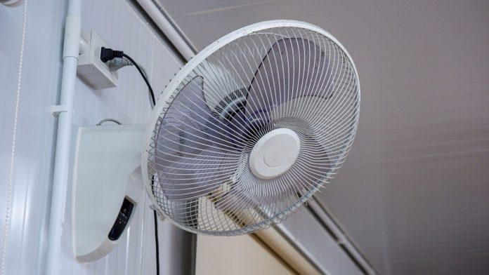 evo-zasto-ventilator-ne-hladi-kako-mislite-i-kako-uz-jedan-trik-za-0-dinara-mozete-pretvoriti-stan-u-hladnjacu
