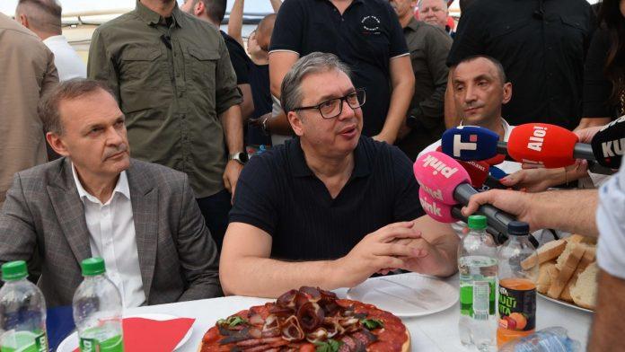 “uskoro-ce-izbori,-videcemo-kad-izbrojimo-glasove”-vucic-u-banovom-polju:-“mislite-da-se-nekom-dopada-kad-progonite-tude-porodice?”-(foto,-video)