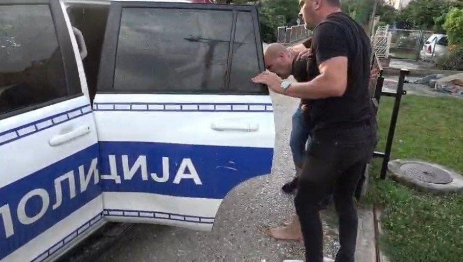 hapsenje-osumnjicenog-za-pretnje-vucicu:-ovako-su-mu-skljocnule-lisice! hapsenje-osumnjicenog-za-pretnje-vucicu:-ovako-su-mu-skljocnule-lisice!
