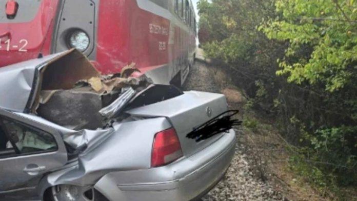 stravicne-scene-na-pruzi-prve-slike-i-snimci-iz-odzaka:-voz-udario-automobil,-vozilo-potpuno-smrskano-(foto,-video)