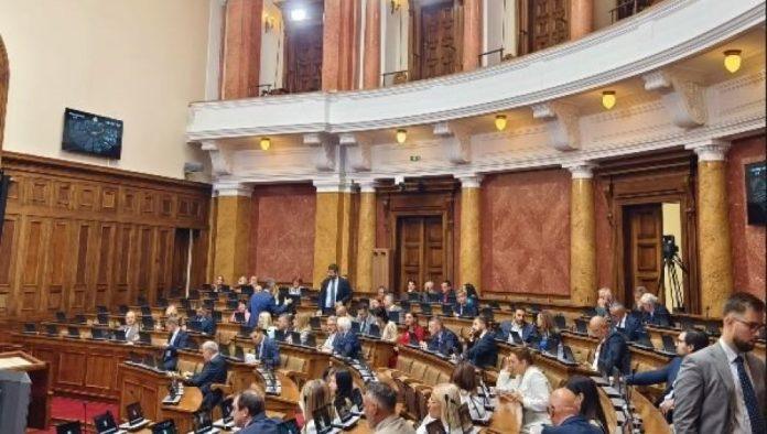 nerad-opozicije-ponovo-na-delu!-traze-sednicu-skupstine,-pa-se-na-istoj-ni-ne-pojave,-a-plata-im-redovno-leze-na-racun-(foto)