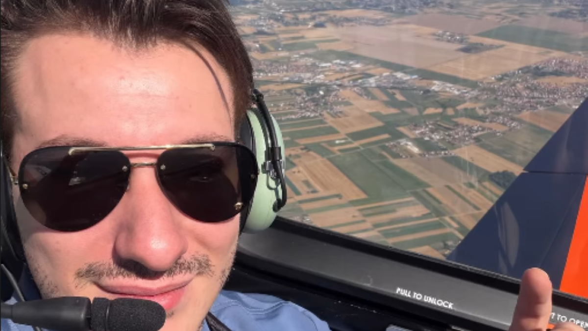 decko-tanje-savic-vozi-avion-i-peva-muki-pustio-glas,-a-keba-sve-podelio-javno decko-tanje-savic-vozi-avion-i-peva-muki-pustio-glas,-a-keba-sve-podelio-javno
