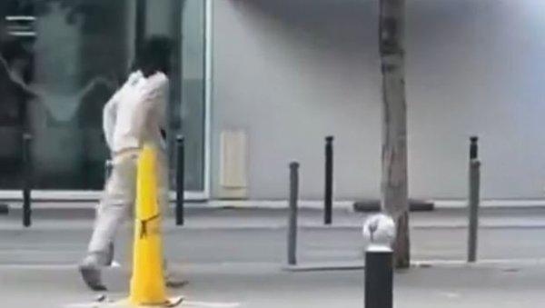 izvodene-tri-zene,-mezu-njima-i-trudnica:-drama-u-parizu,-pomahnitali-napadaca-nasrnuo-na-prolaznike-sa-dva-noza-(video) izvodene-tri-zene,-mezu-njima-i-trudnica:-drama-u-parizu,-pomahnitali-napadaca-nasrnuo-na-prolaznike-sa-dva-noza-(video)