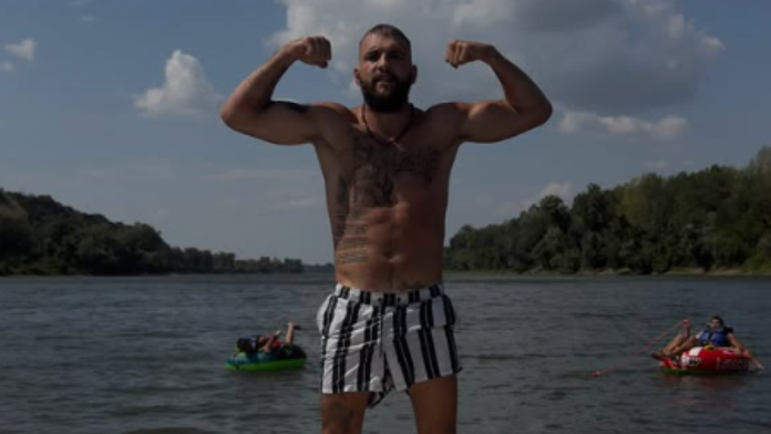(foto)veljko-raznatovic-krstari-dunavom-skinuo-se-i-pokazao-izvajano-telo,-plocice-u-prvom-planu,-mreze-se-usijale