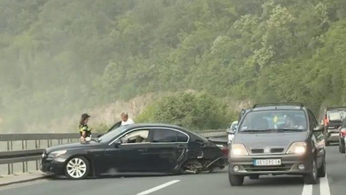 (video)-automobil-ostao-bez-tockova,-totalno-ulubljen!-haos-na-putu-ka-zlatiboru:-stvaraju-se-velike-guzve