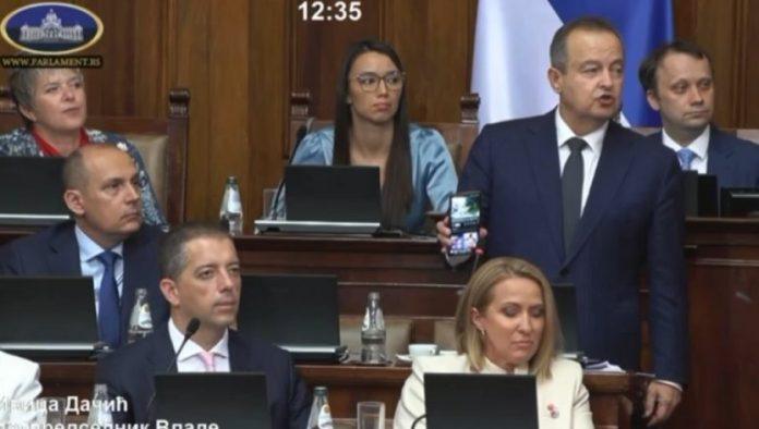 samar-istine-blokaderima:-dacic-pustio-u-skupstini-kako-se-zaista-cuje-zvucni-top-(video)