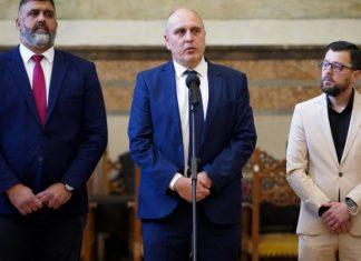 OPOZICIONAR ŽELjKO VESELINOVIĆ ISPROZIVAO BLOKADERE: Nije politika probuditi se u 12, kafica i jedan tvit opozicionar-zeljko-veselinovic-isprozivao-blokadere:-nije-politika-probuditi-se-u-12,-kafica-i-jedan-tvit