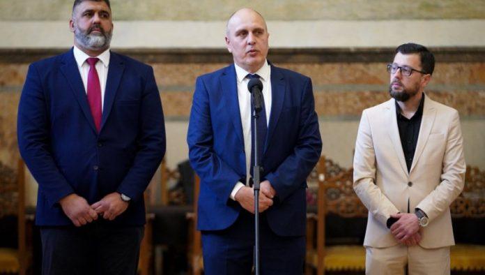 opozicionar-zeljko-veselinovic-isprozivao-blokadere:-nije-politika-probuditi-se-u-12,-kafica-i-jedan-tvit