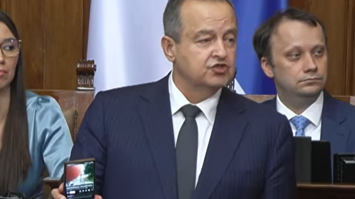 (video)-“ovo-je-zvucni-top”-dacic-u-skupstini-pustio-snimak-kako-se-zaista-cuje-zvucni-top-kao-odgovor-na-aleksicevo-izlaganje!-opozicija-poskakala,-brnabic-se-umesala:-“sta-je-sad-problem?”