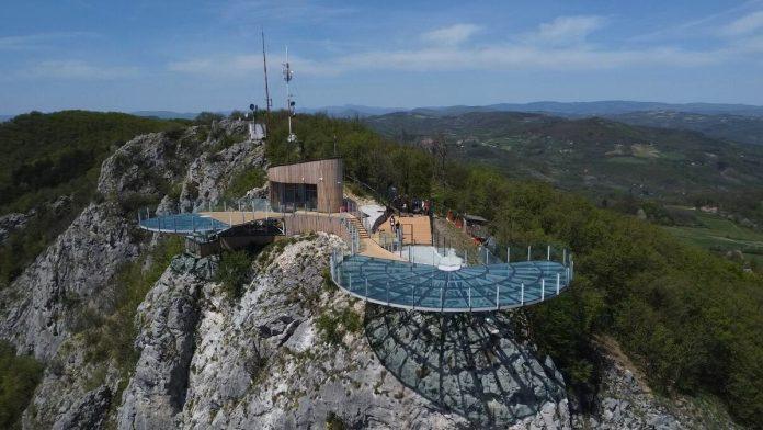 srbija-dobija-neverovatnu-turisticku-atrakciju:-jedinstveni-stakleni-vidikovac-na-vrhu-kablara-–-skajvok,-otvara-se-u-cetvrtak-tacno-u-podne!-(foto)