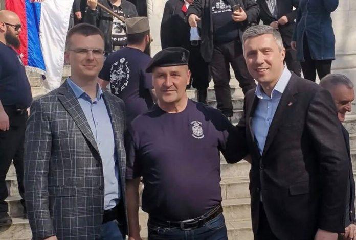 covek-koji-je-vucicu-pretio-klanjem-slikao-se-s-parandilovicem-i-boskom:-raskrinkan-najnoviji-i-opasan-blokaderski-spin-–-slika-govori-vise-od-1.000-reci-(foto)