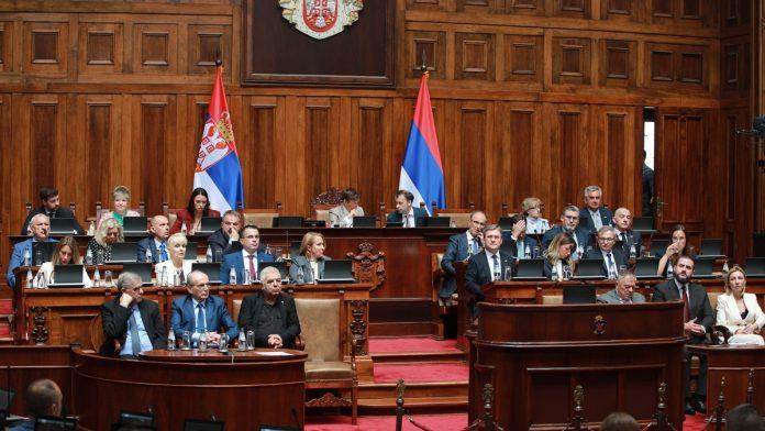 “u-slobodno-vreme-se-bave-jurenjem-marsovaca-i-zmajeva”-skupstina-srbije-raspravlja-o-nepoverenju-vladi,-poslanici-repliciraju,-pominje-se-i-alko-–-test-(video)